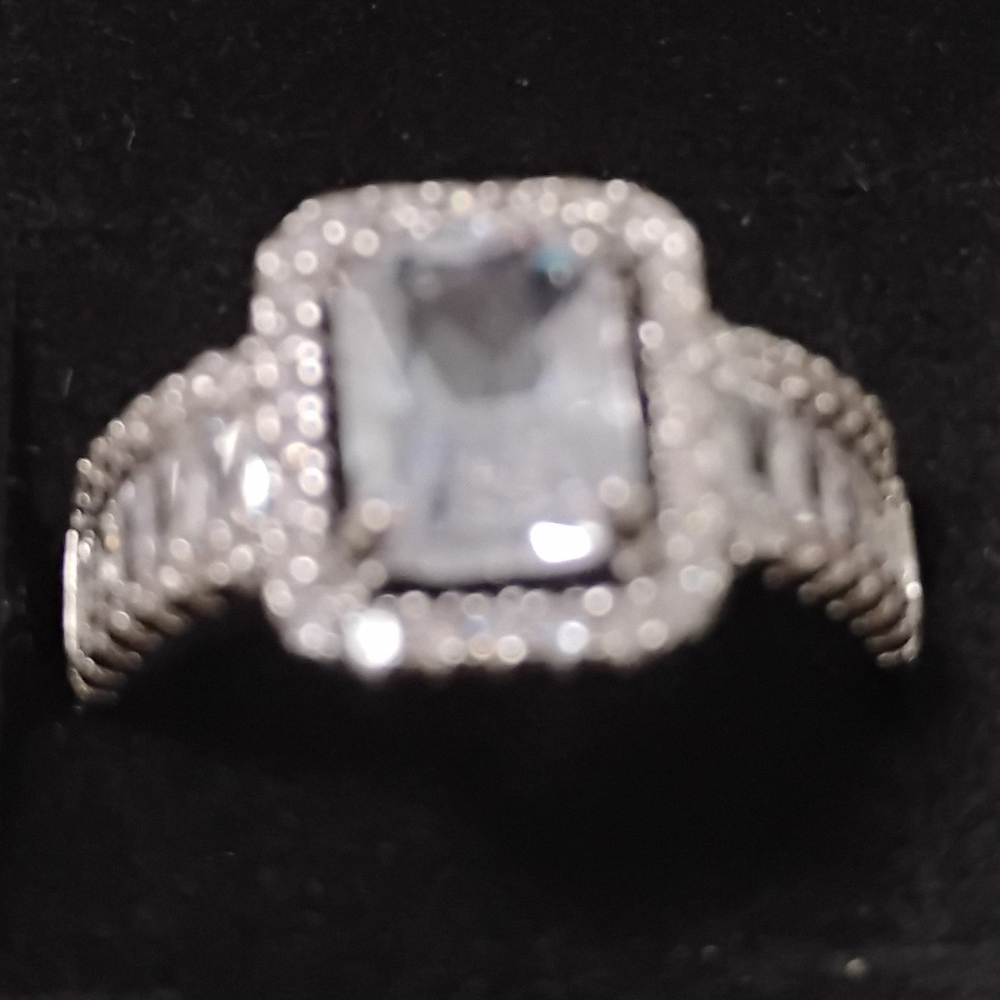 Elegant Silver Ring with Clear Gemstone